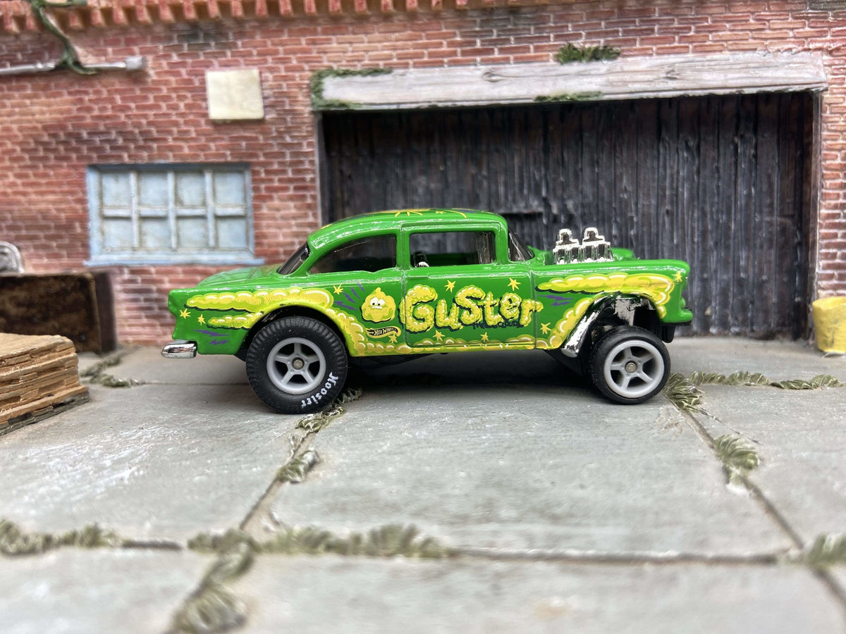 Chevy Gasser 1955 Custom Hot Wheels Guster verde y amarillo con ruedas grises de seis radios y neumáticos de goma Hoosier
