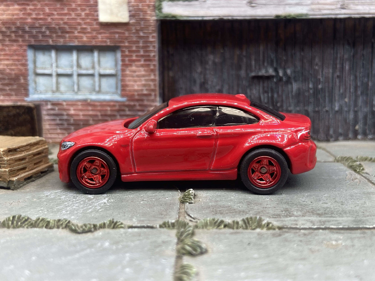 BMW M2 2016 Custom Hot Wheels rojo con ruedas rojas de cinco estrellas y neumáticos de goma