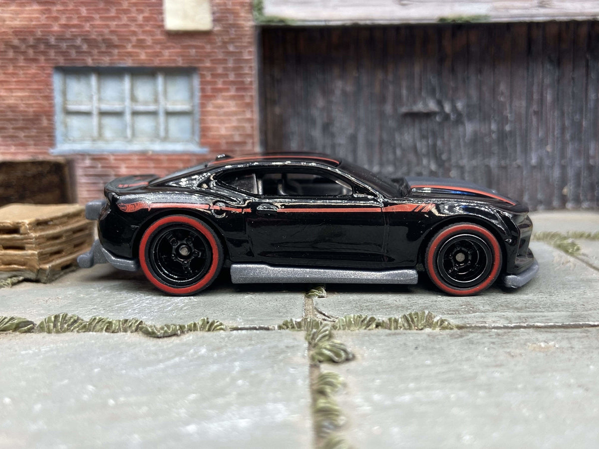 Camaro COPO 2018 Custom Hot Wheels negro con ruedas negras deep-dish y neumáticos red-line