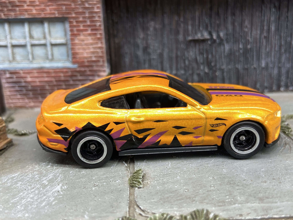 Mustang GT 2018 Custom Hot Wheels naranja con ruedas negras y cromadas