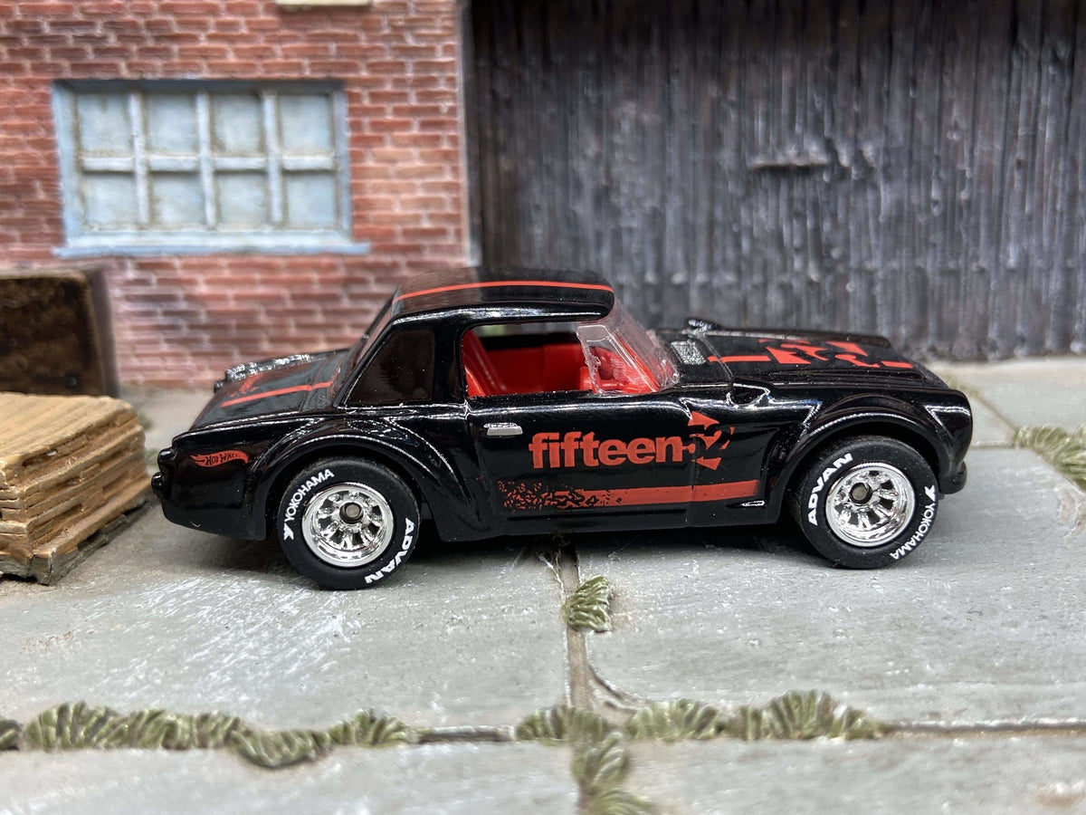 Fairlady 2000 Custom Hot Wheels negro y rojo con ruedas cromadas y neumáticos Yokohama