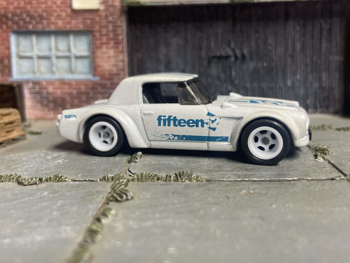 Fairlady 2000 Custom Hot Wheels blanco perla y azul con ruedas blancas de cinco rayos