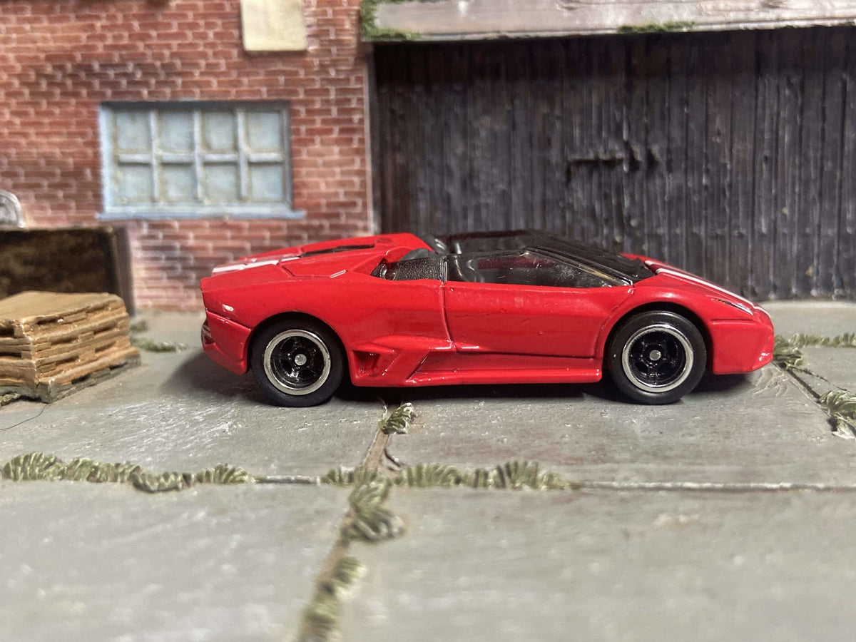 Lamborghini Reventon Roadster Custom Hot Wheels rojo con ruedas negras y cromadas de cinco rayos