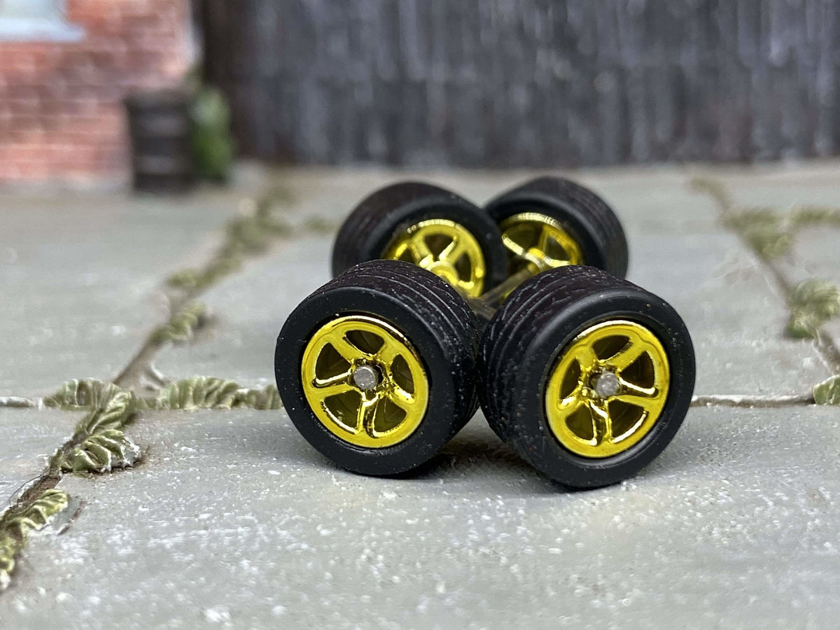 Cuatro ruedas doradas de cinco estrellas con neumáticos de goma negros de 10 mm