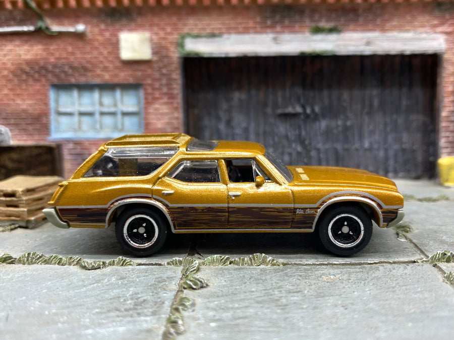 Matchbox 1971 Oldsmobile Vista Cruiser in Brown, loose diecast car