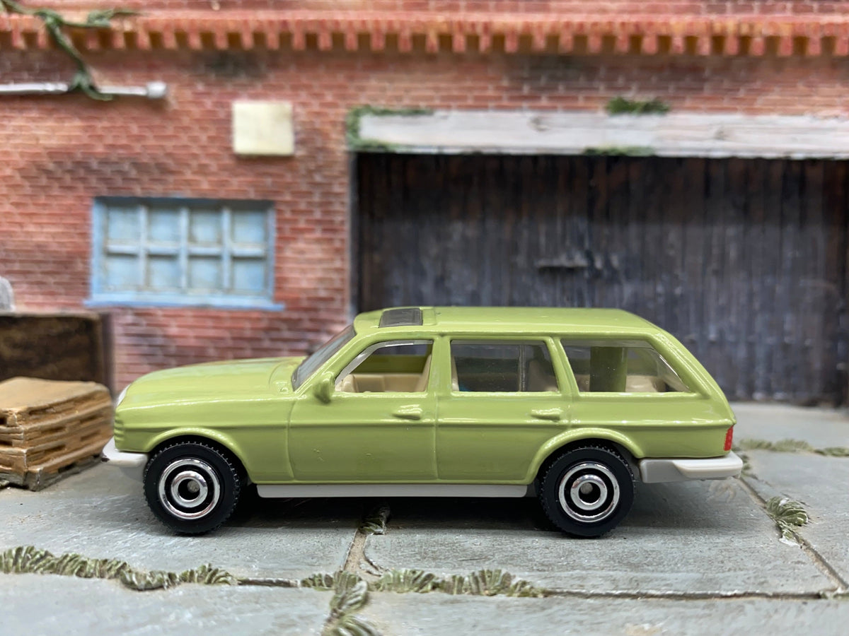 Matchbox 1980 Mercedes-Benz W123 Wagon green loose diecast - gallery image 1 of 3
