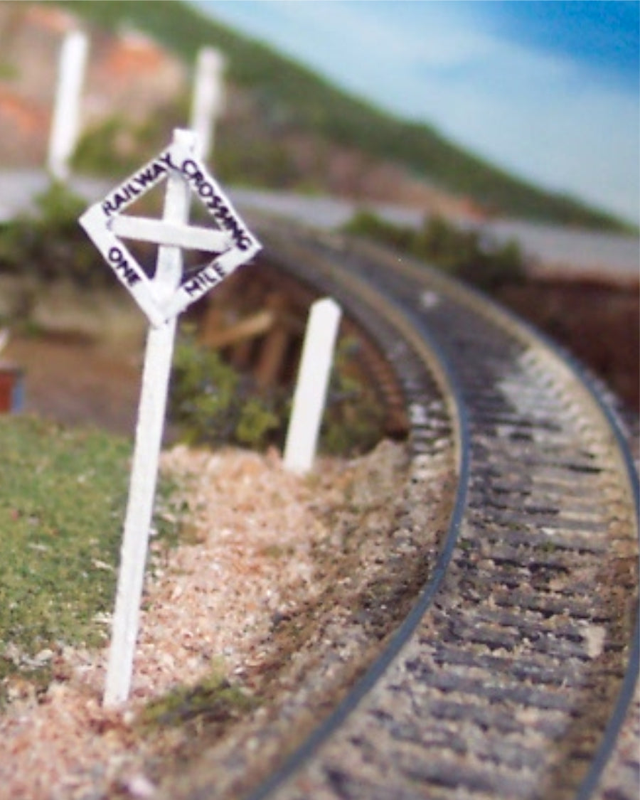 Señal de cruce ferroviario Osborn Model Kits 1054 para escala HO