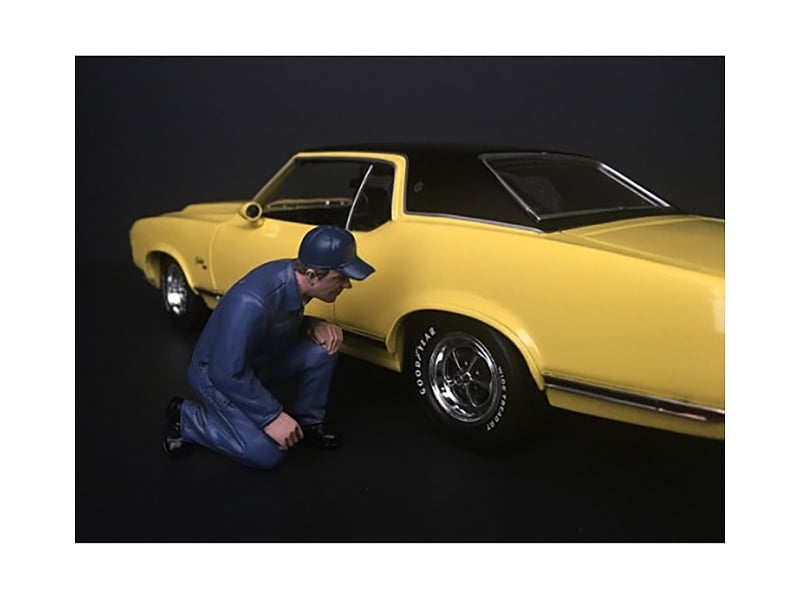 American Diorama Mechanic Juan with lug wrench figurine 1:24 38277, product image 1