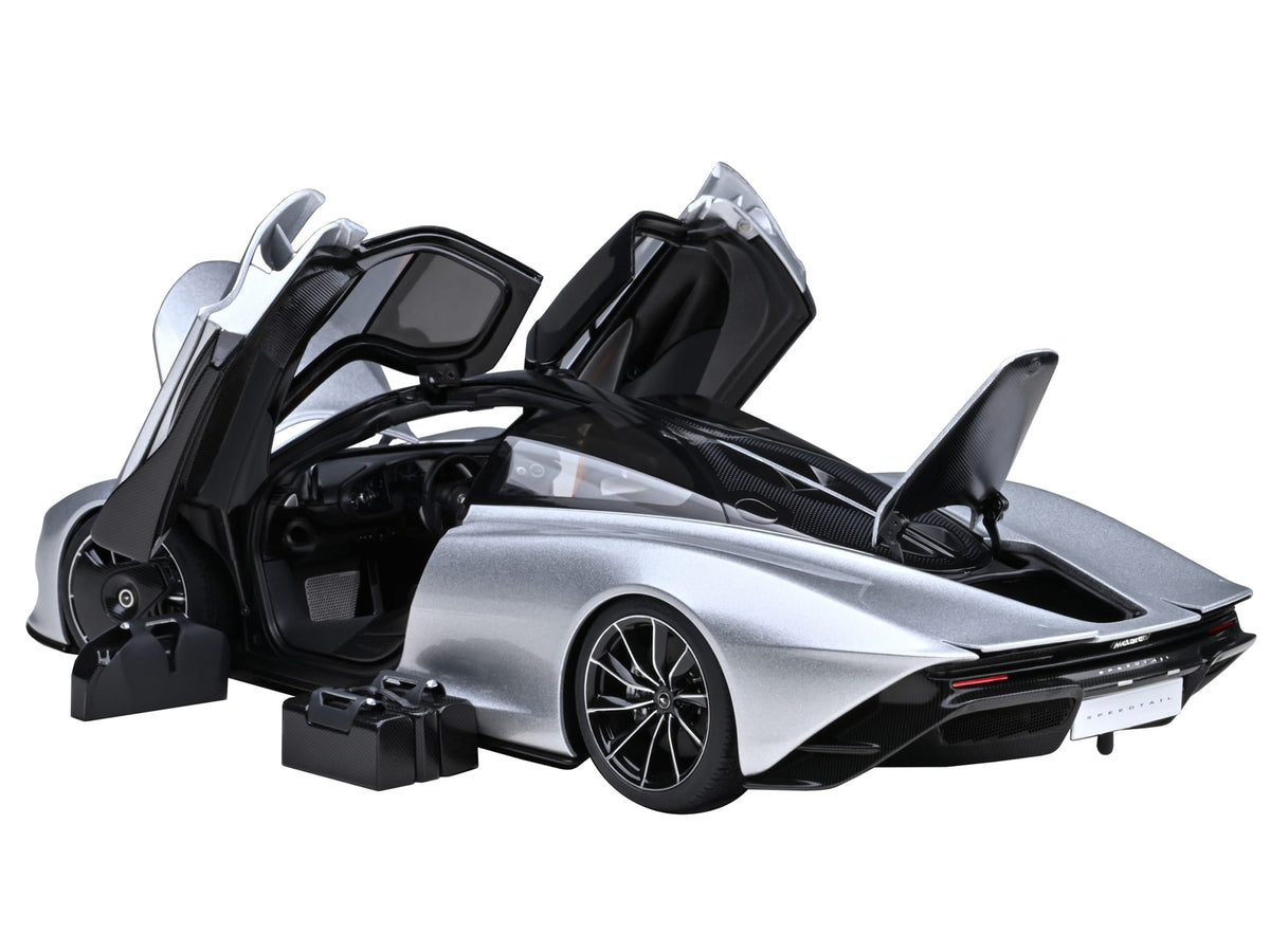 AUTOart 76090 McLaren Speedtail in Supernova Silver with black top, 1:18 model with luggage accessories