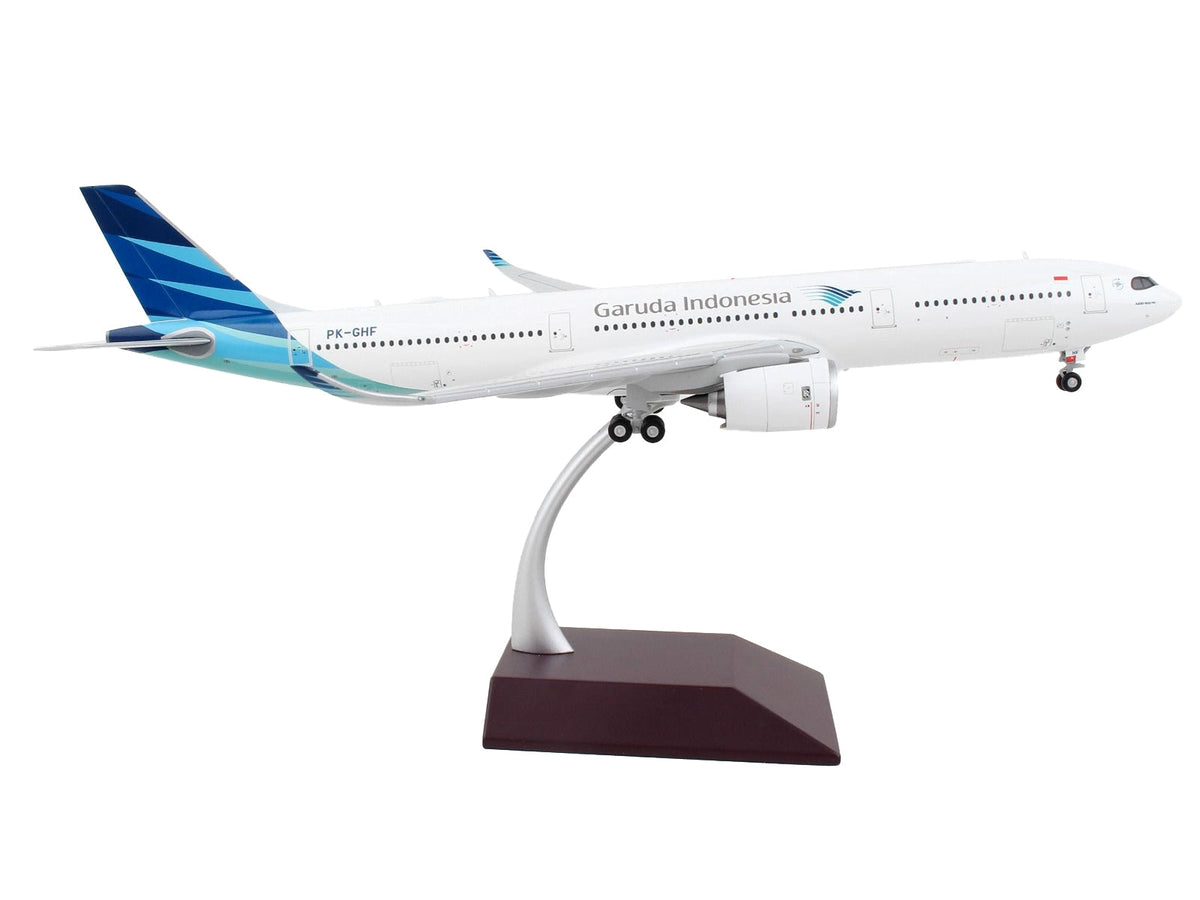 GeminiJets Garuda Indonesia Airbus A330-900 G2GIA969 with display stand, 1:200