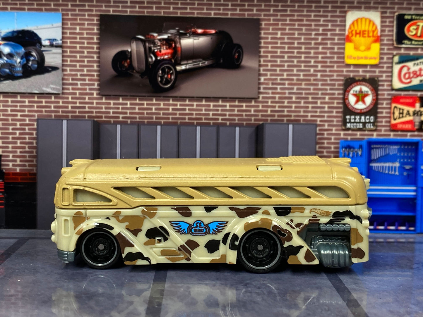 Loose Hot Wheels - Surfin School Bus - Brown Camo
