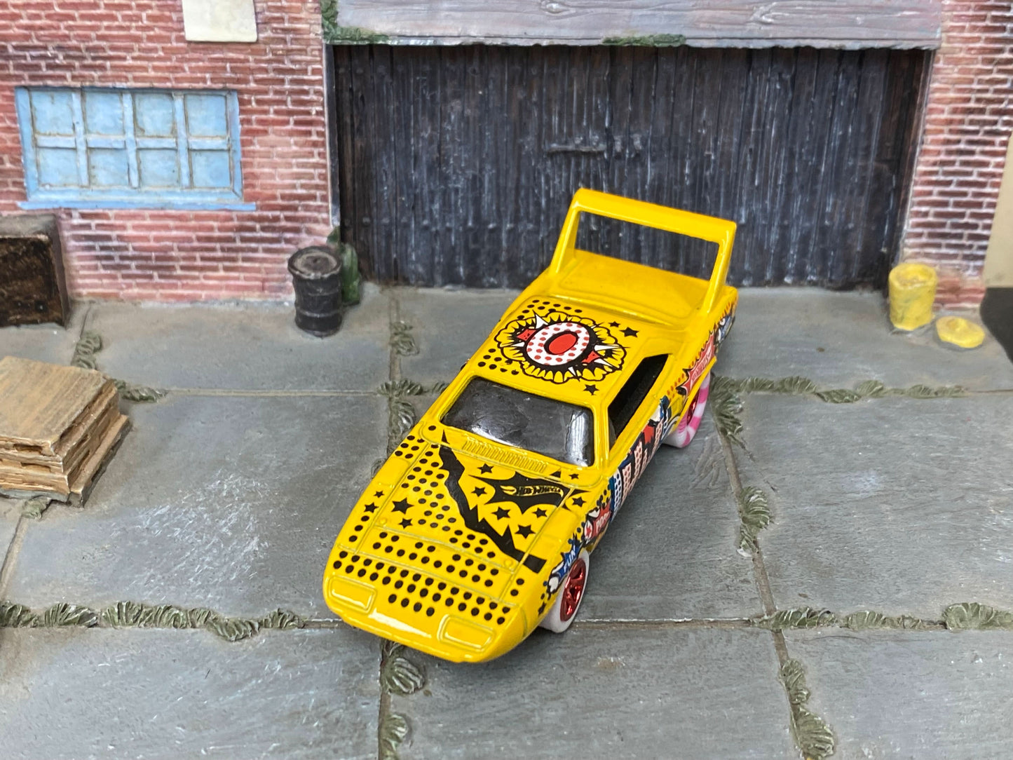 Custom Hot Wheels - 1970 Plymouth Superbird - Yellow Art Series - Red Mag Wheels - Pink and White Rubber Tires