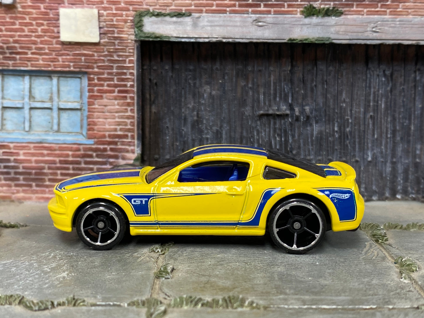 Loose Hot Wheels - 2005 Ford Mustang GT - Yellow and Blue