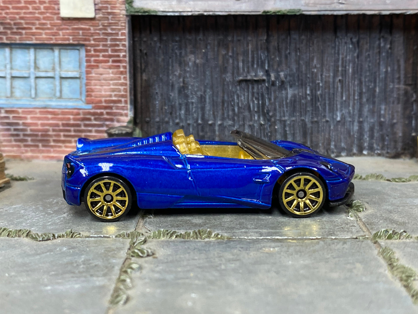Loose Hot Wheels -2017 Pagani Huayra Roadster - Dark Blue, Black and Gold