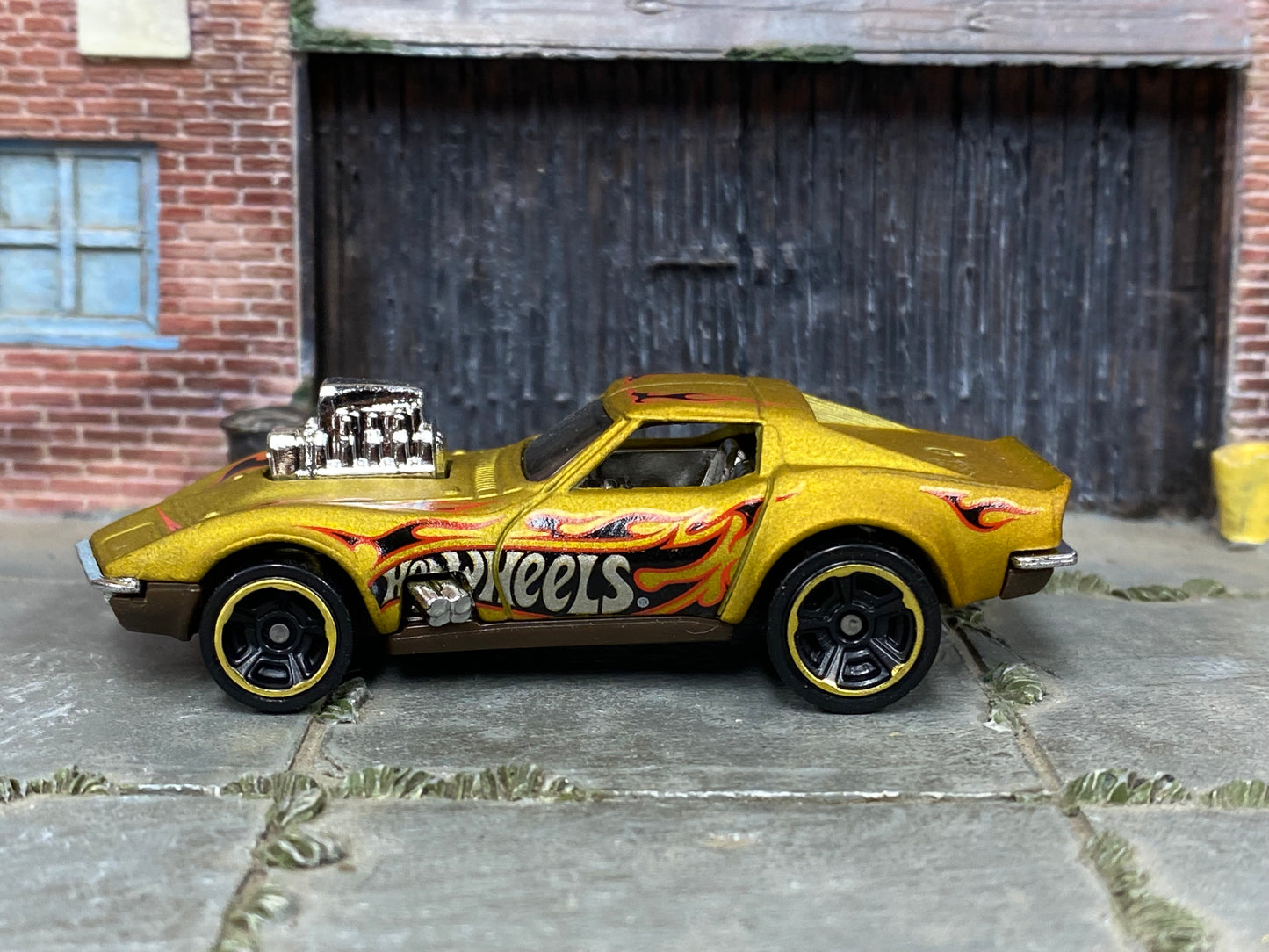 Loose Hot Wheels - 1968 Chevy Corvette Gas Monkey Garage - Gold with Flames