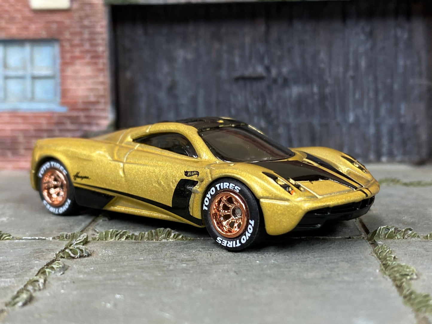 Custom Hot Wheels - Pagani Huayra Roadster - Gold - Rose Gold Track Wheels - Toyo Race Tires