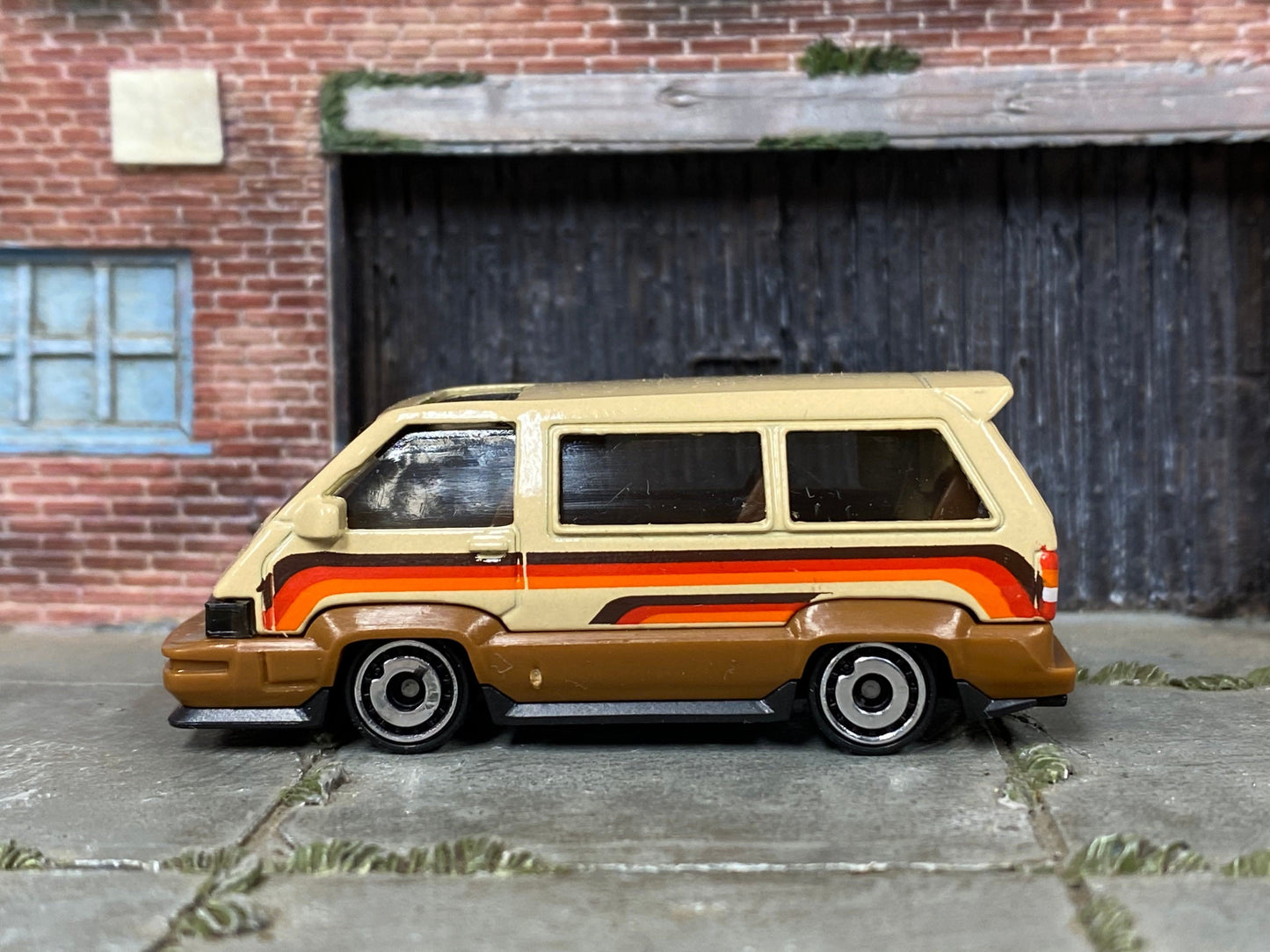 Loose Hot Wheels - 1986 Toyota Van - Brown and Tan