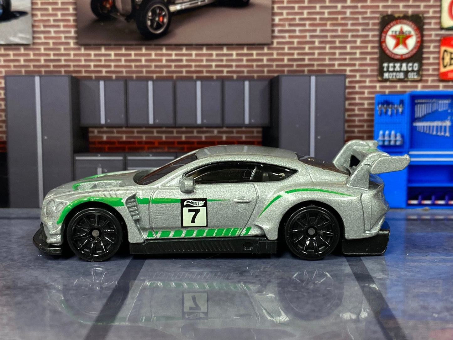 Loose Hot Wheels - 2018 Bentley Continental GT3 - Silver and Green 7