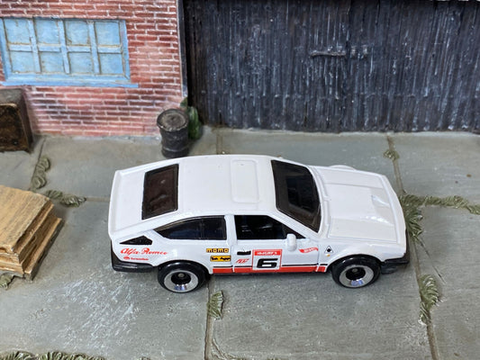 Loose Hot Wheels - Alfa Romeo GTV6 3.0 - White and Red