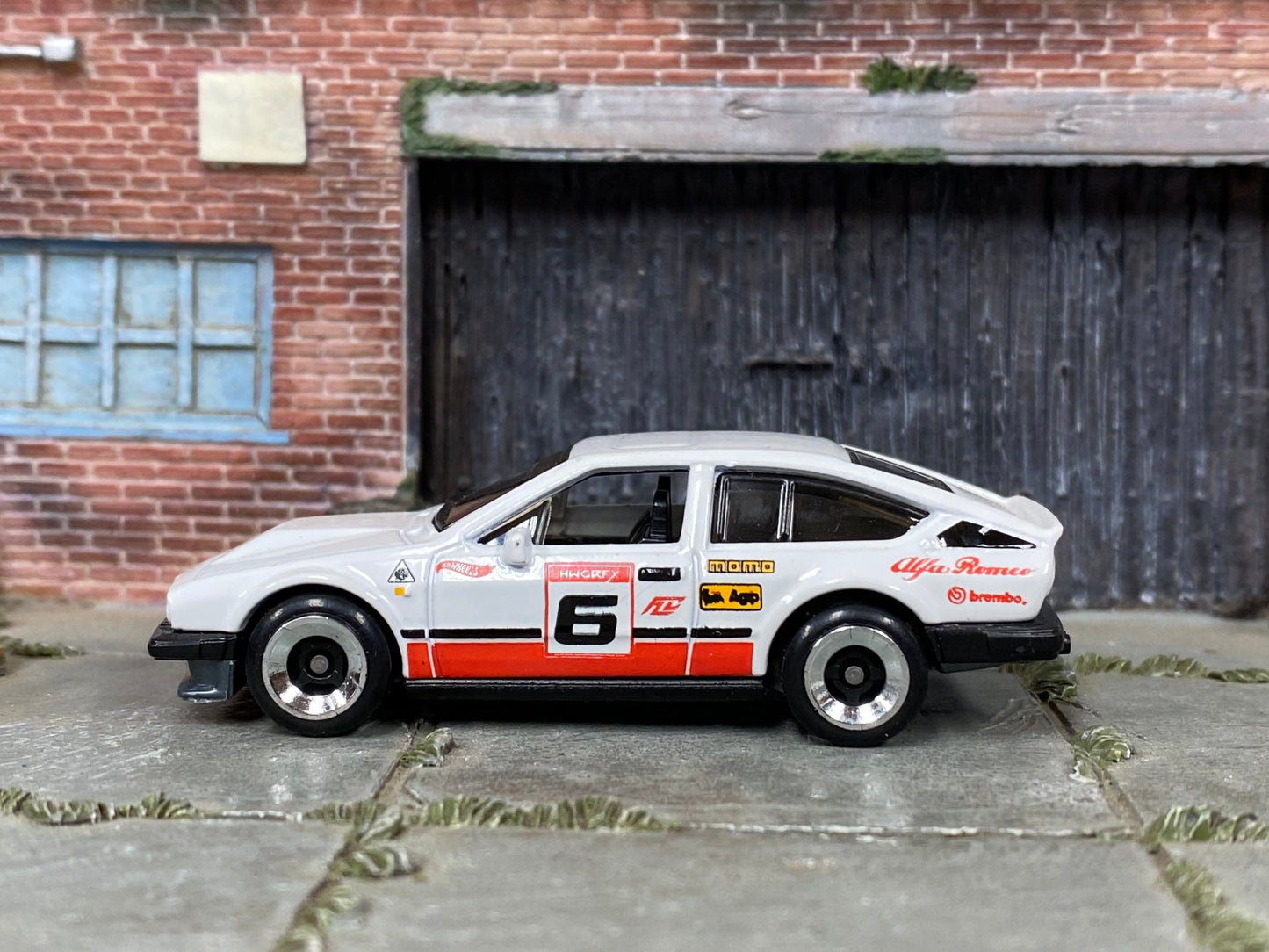 Loose Hot Wheels - Alfa Romeo GTV6 3.0 - White and Red