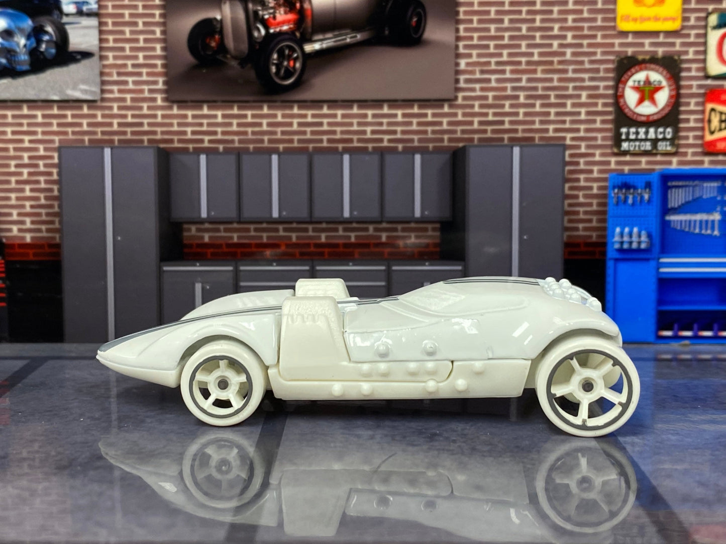 Own the legendary Hot Wheels Twin Mill Braille Racer in white. Loose diecast edition with iconic twin‑engine design — a must‑have for collectors and fans of Hot Wheels history.