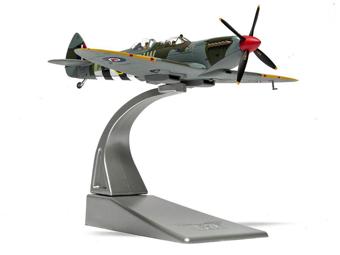 Supermarine Spitfire T.9 Aircraft "PV202 Aerial Collective at Duxford Airfield" British Royal Air Force "The Aviation Archive" Series 1/72 Diecast Model by Corgi