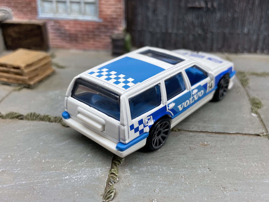 Loose Hot Wheels - Volvo 850 Estate - White and Blue
