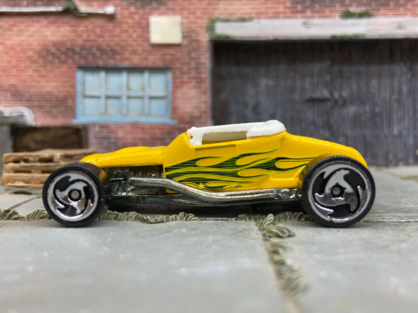 Loose Hot Wheels 1927 Ford T-Bucket Track T Dressed in Yellow with Flames