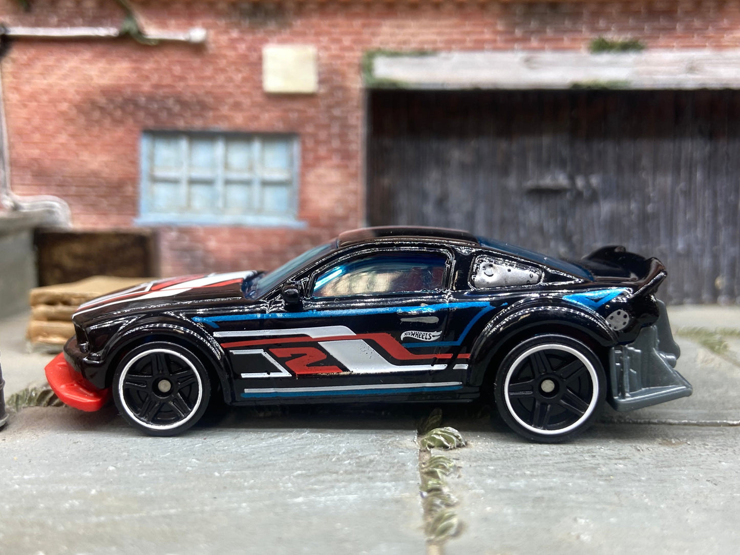 Loose Hot Wheels - 2005 Ford Mustang Race Car - Black, White and Red