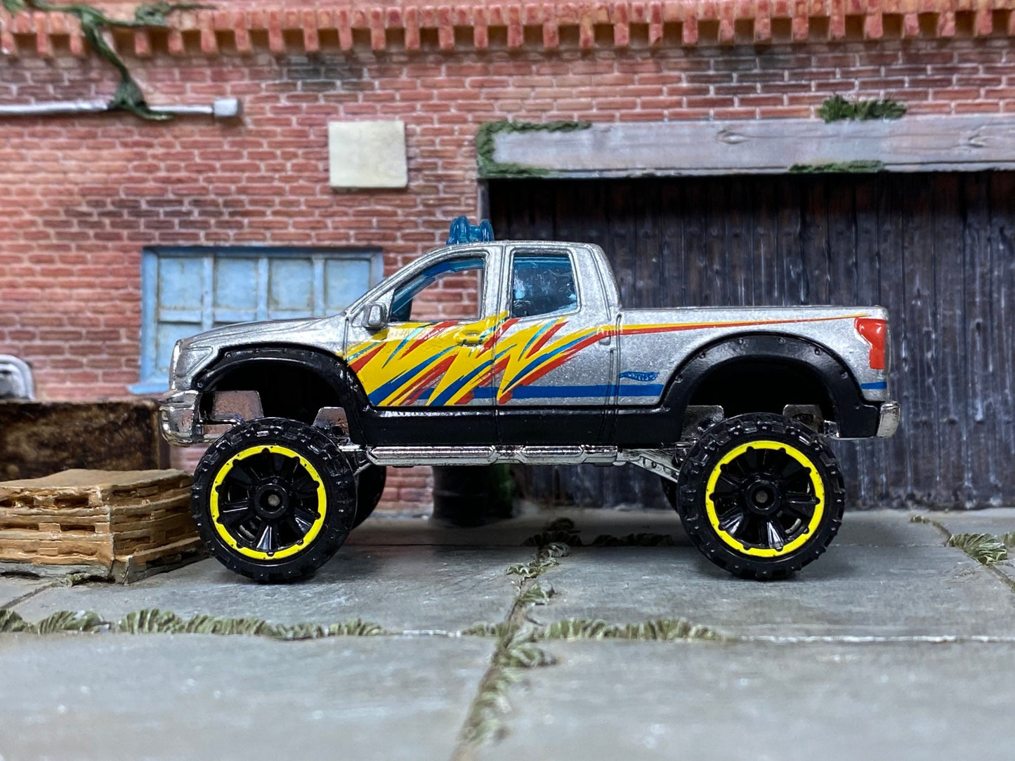 Loose Hot Wheels - 2010 Toyota Tundra Off Road 4x4 - Silver, Orange and Yellow