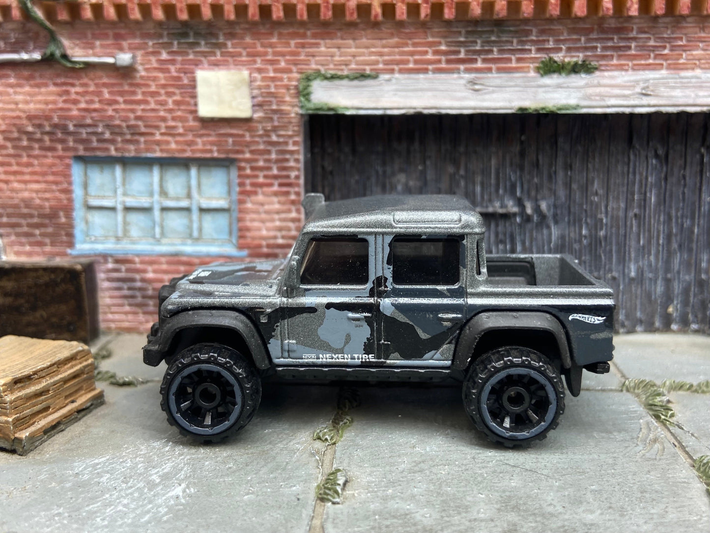 Loose Hot Wheels - 2015 Toyota Land Rover Defender Double Cab - Gray Camo