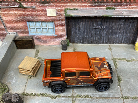Loose Hot Wheels - 2015 Toyota Land Rover Defender Double Cab - Orange Camo