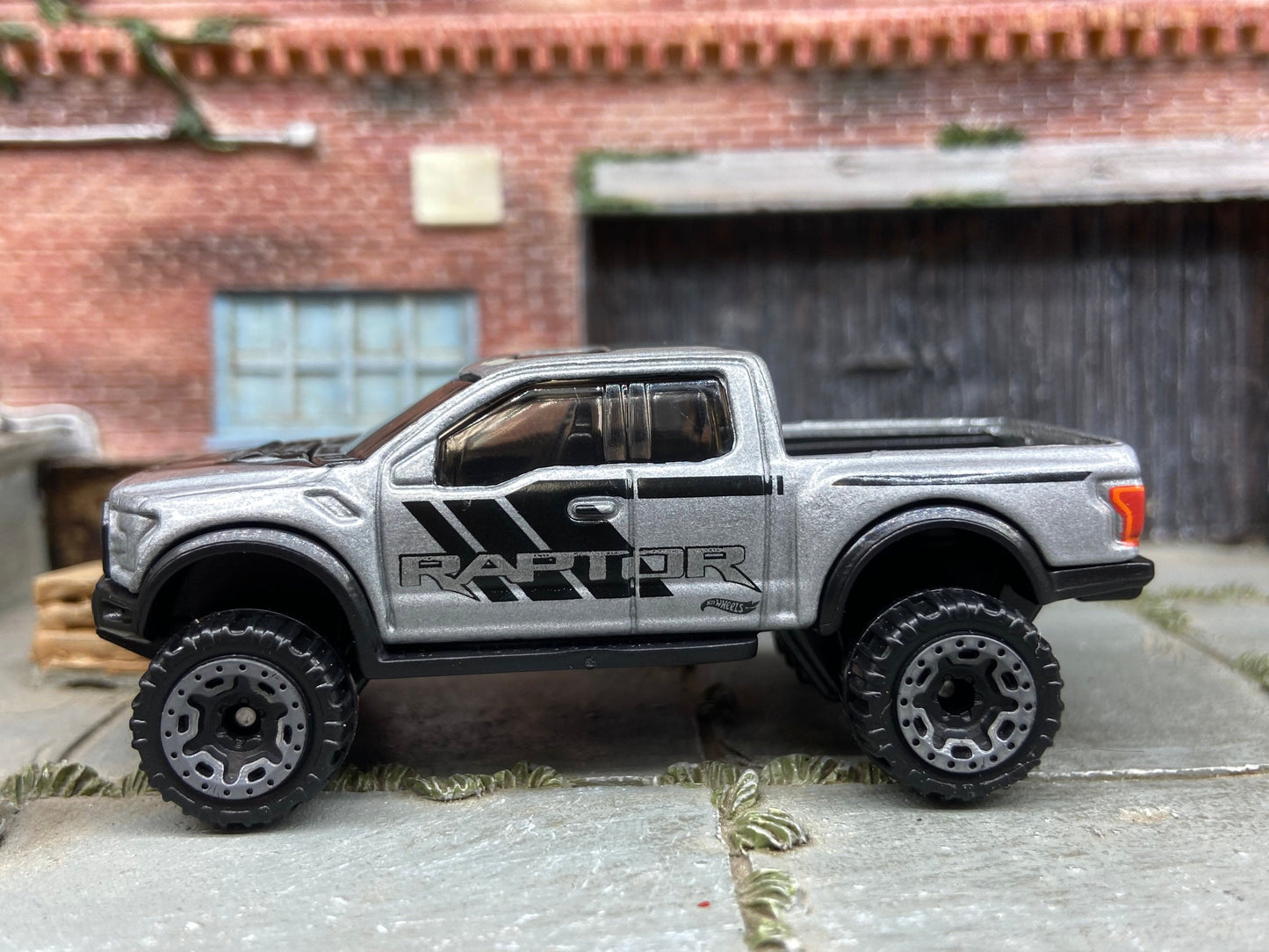 Loose Hot Wheels - 2017 Ford F150 Raptor 4X4 Truck - Silver and Black Raptor Livery
