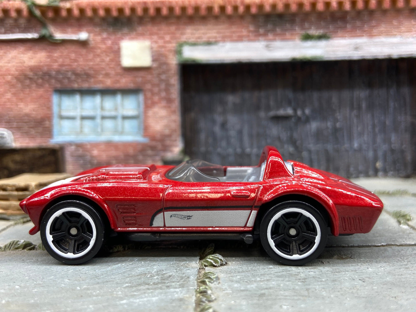 Loose Hot Wheels - Chevy Corvette Grand Sport Roadster - Red and White