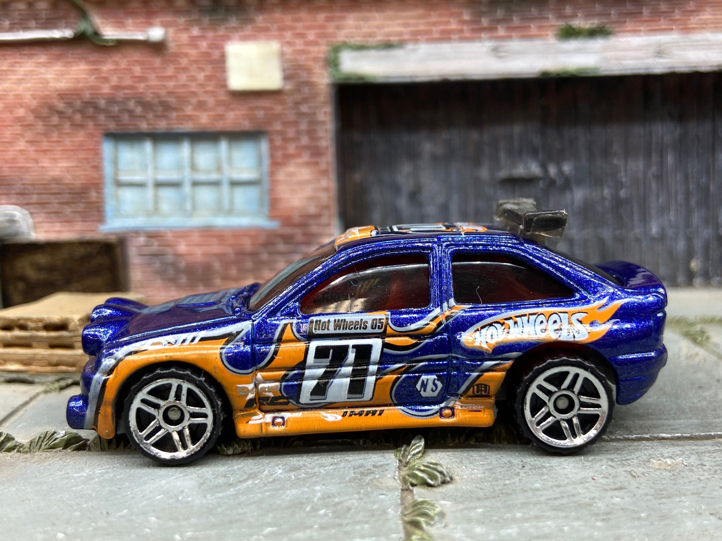 Loose Hot Wheels - Ford Escort Rally - Blue and Orange #71 Race Livery