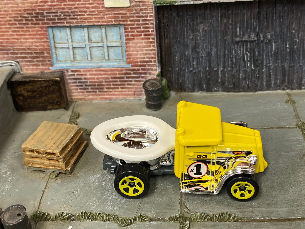 Loose Hot Wheels GOTTA GO Toilette Racer Yellow and White Muncle Mikes