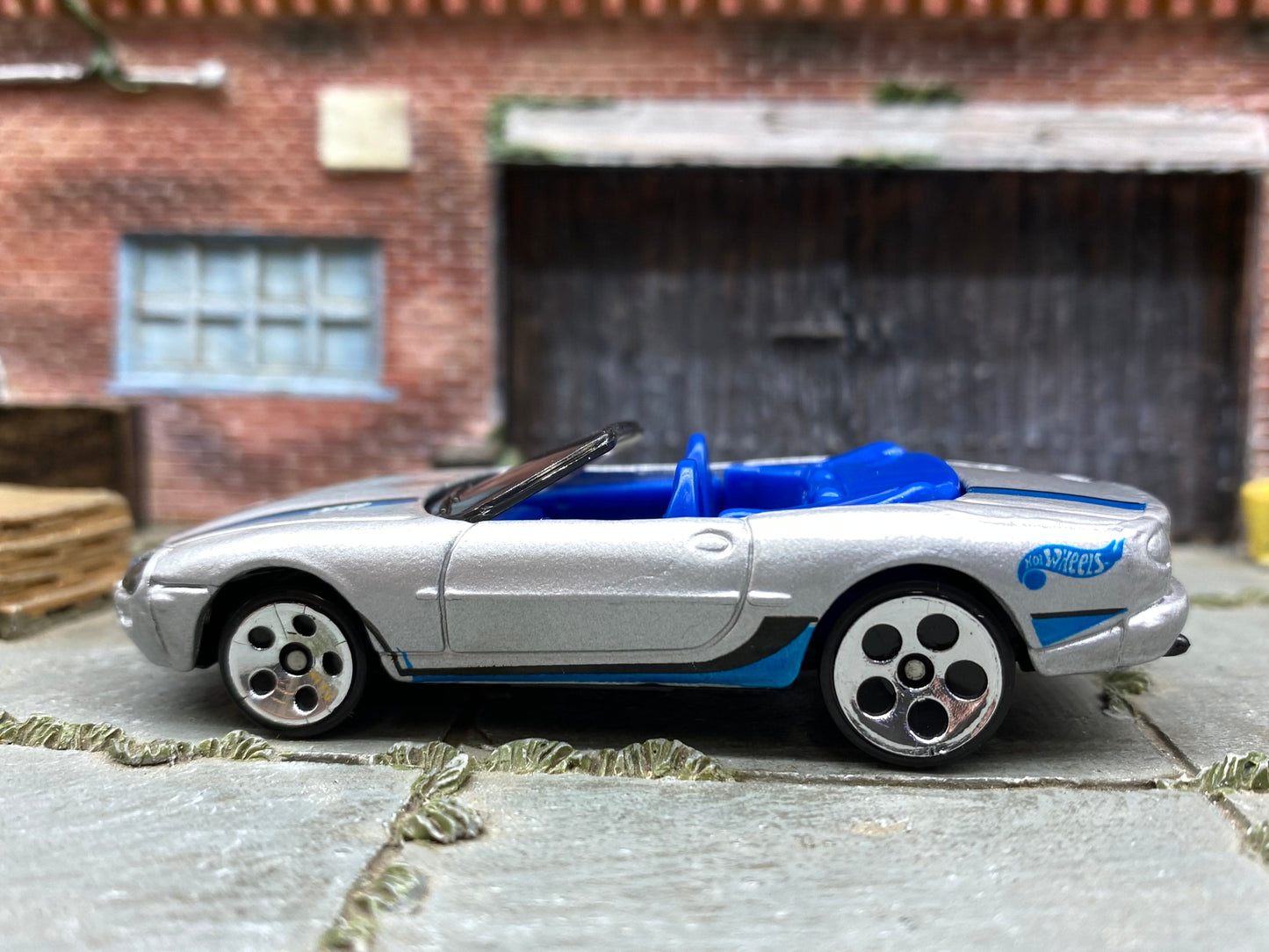 Loose Hot Wheels - Jaguare XK8 - Silver and Blue