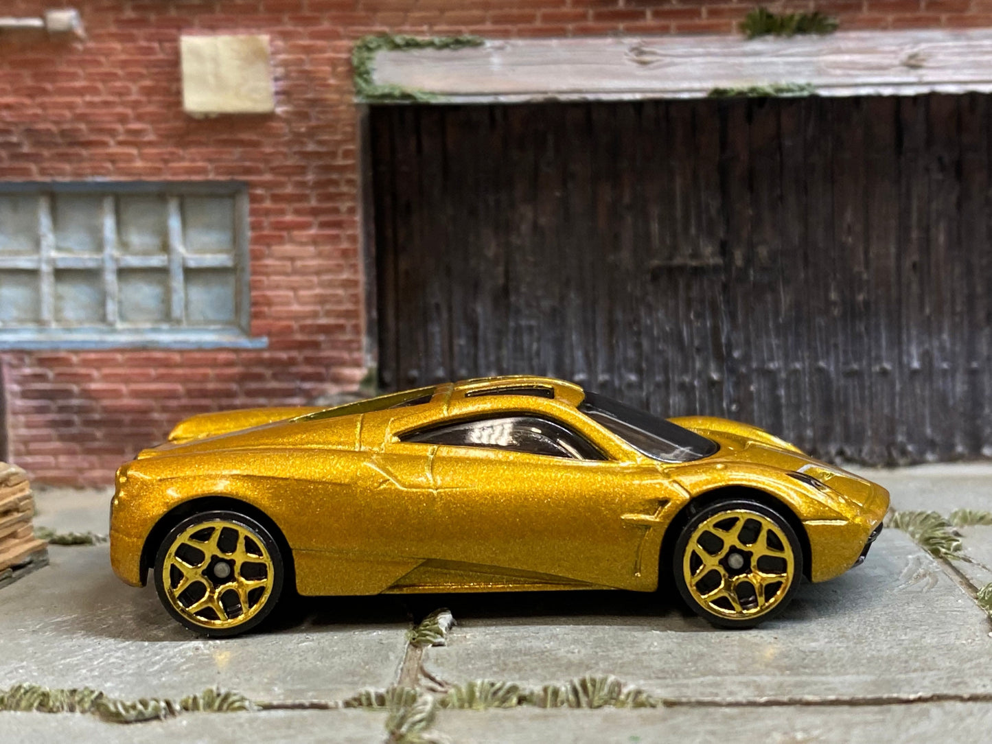 Loose Hot Wheels - Pagani Huayra - Gold and White
