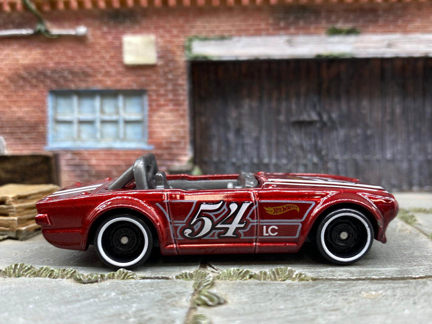 Loose Hot Wheels - Triumph TR6 - Dark Red and White 54