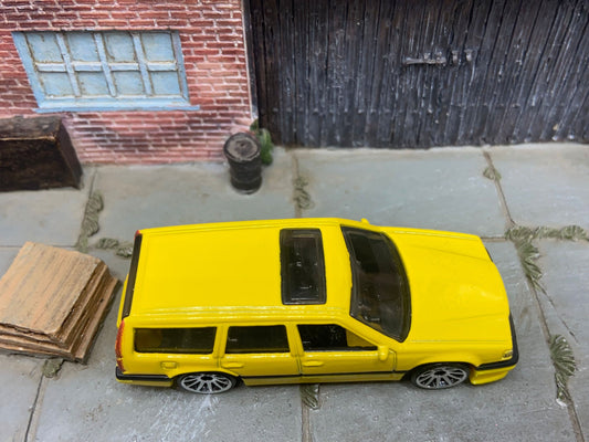 Loose Hot Wheels - Volvo 850 Estate - Yellow