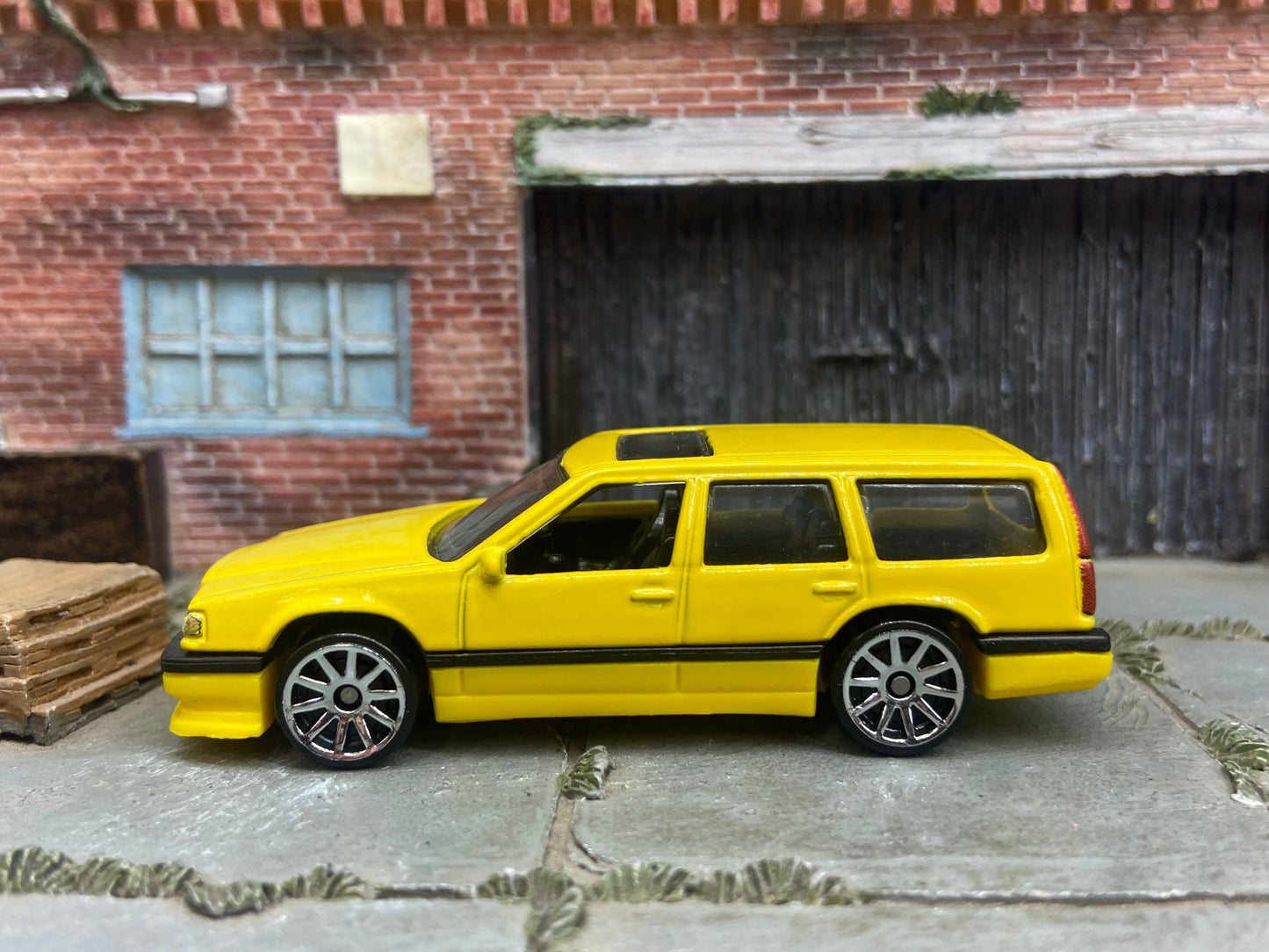 Loose Hot Wheels - Volvo 850 Estate - Yellow