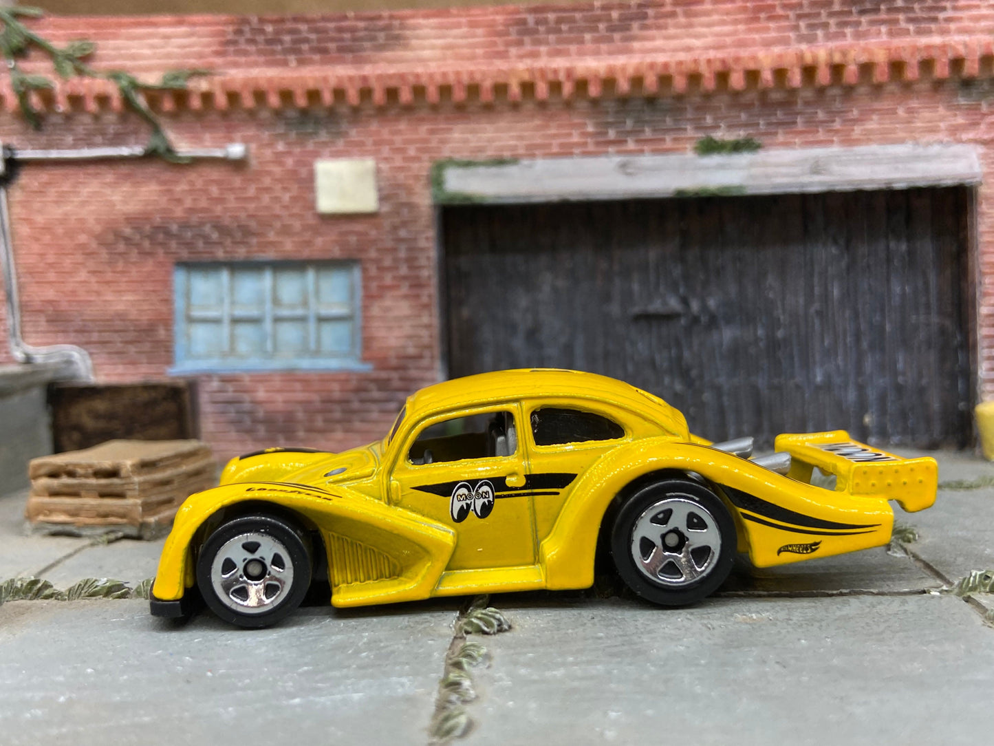 Loose Hot Wheels - VW Volkswagen Kafer Racer Race Car - Mooneyes Yellow Livery