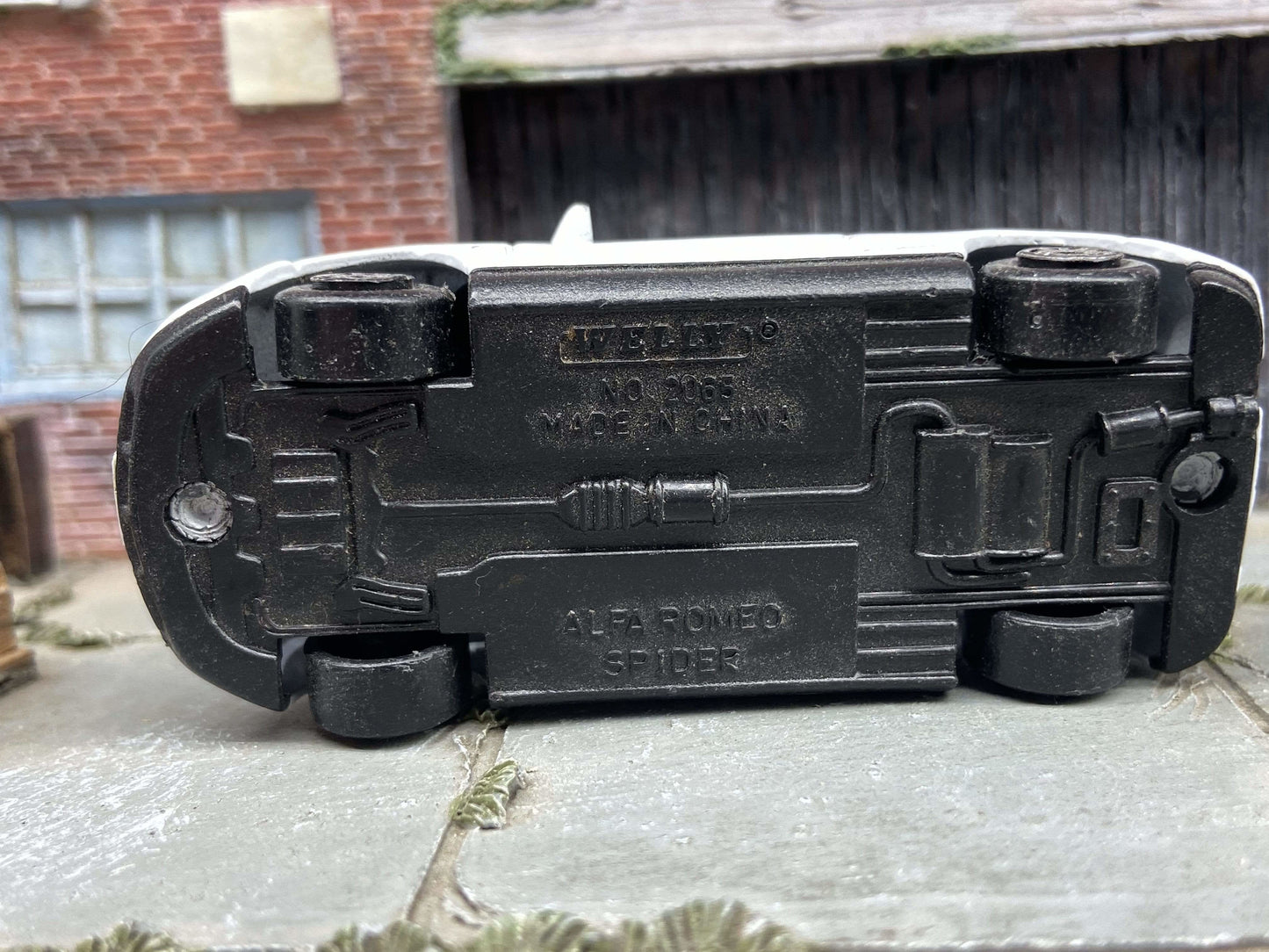 Welly Alfa Romeo Spider, No. 2065, I believe 1:60 scale, loose. Windshield broken, see pics for detail/wear. $1 is a bargain for this one - $1 BARGAIN BIN!