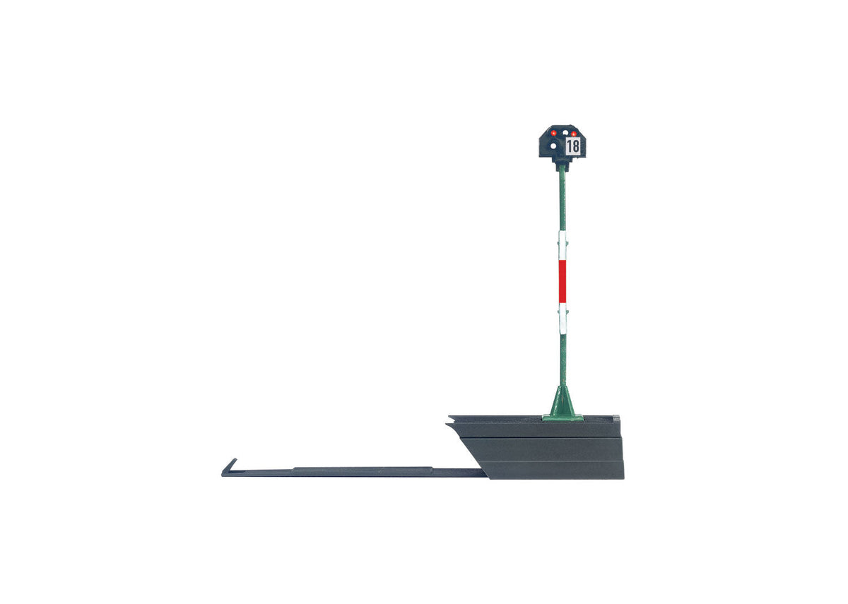 Märklin 76472 HO yard signal on its thin green tubular mast.