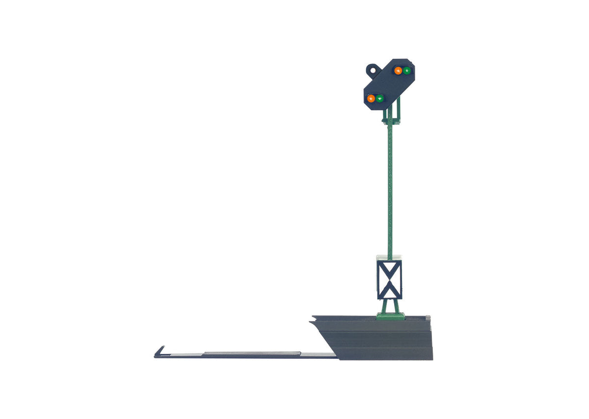 Märklin 76481 HO distant signal on a lattice mast, including the additional white indicator above its main lenses.