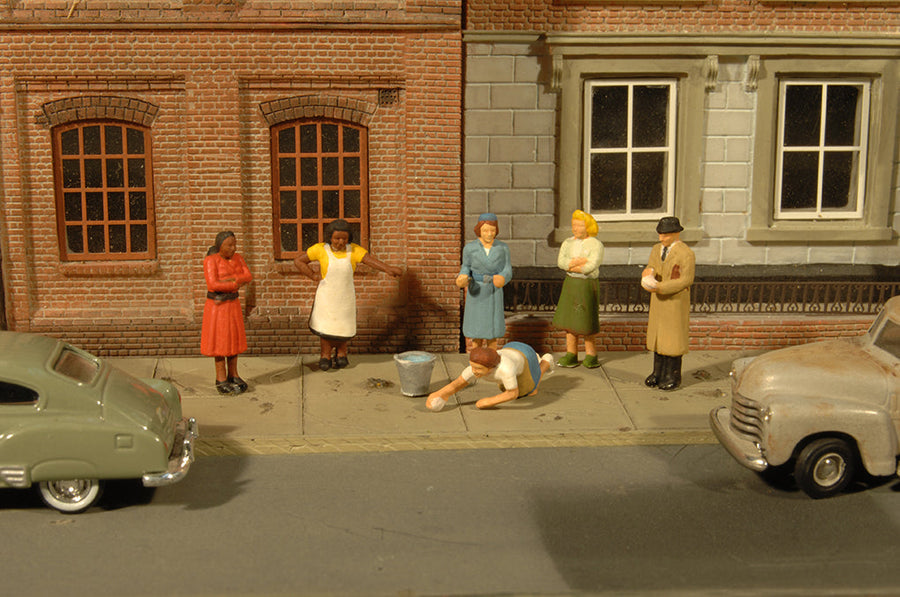 Sidewalk People - HO Scale - Bachmann 33117
