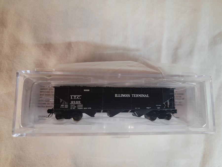 Bluford Shops 74174 N scale Illinois Terminal I.T.C. 4849 three-bay offset-side hopper, side view in clear storage case.
