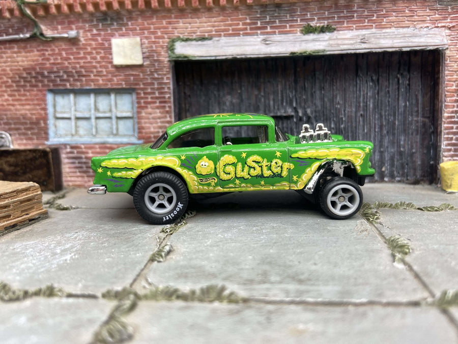 Chevy Gasser 1955 Custom Hot Wheels Guster verde y amarillo con ruedas grises de seis radios y neumáticos de goma Hoosier