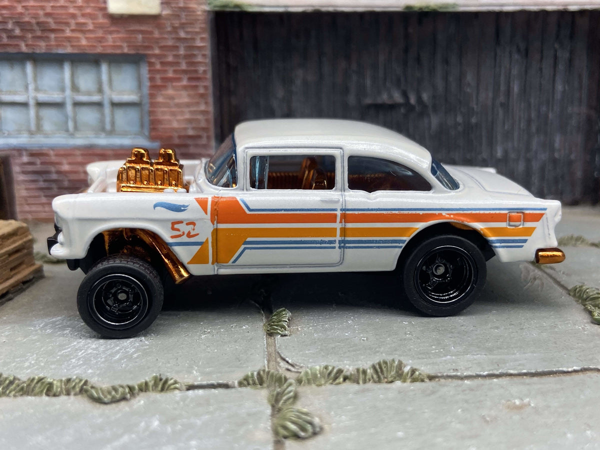 Chevy Gasser 1955 custom Hot Wheels blanco perla y cobre con ruedas negras