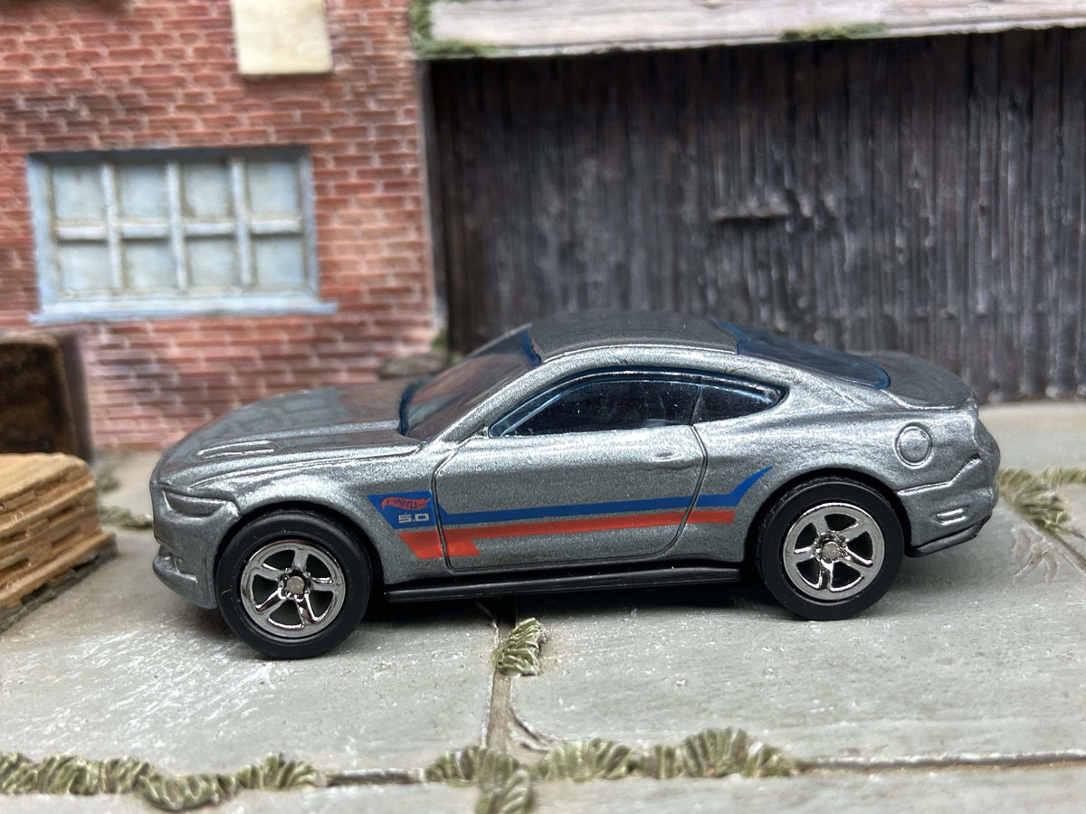 Mustang GT 2015 Custom Hot Wheels gris con ruedas de cromo ahumado